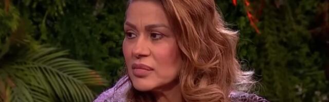 Ispred kuće postavljena wc šolja: Mina Kostić ovako zarađuje od porodične kuće