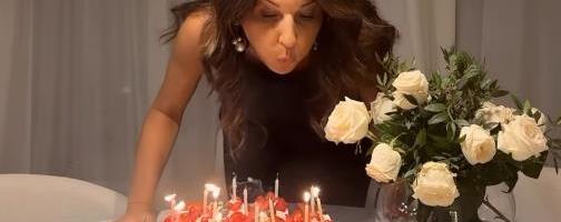 NEOBIČNA TORTA I BUKET BELIH RUŽA! Ovako je Sanja Marinković proslavila rođendan: Puca od elegancije! Iznenadićete se koliko ima godina (FOTO)