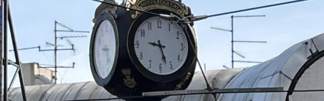 Koliko je sati? Zavisi sa koje strane gledate