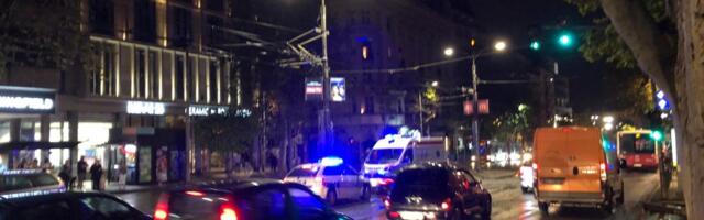 Drama u Zemunu: Žena nepomično leži na sred kolovoza, građani pritrčali u pomoć