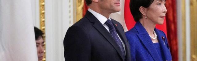 KAO DA SU POBEGLI IZ CRTAĆA: Pogledajte KAKVU su pozu Makron i premijerka Takaiči pred novinarima u Japanu (VIDEO)