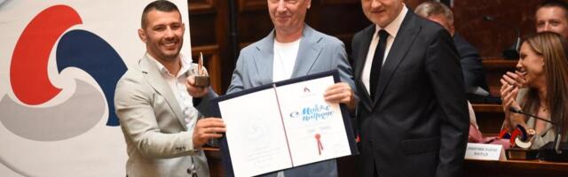 Moka umalo zaplakao: Dodeljene Majske nagrade, među laureatima Angelina i Dragutin Topić