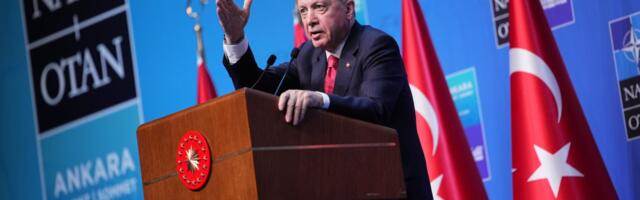 Erdogan učesnicima samita NATO-a uručio neobičan poklon – revolver Magnum sa šest metaka