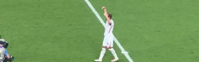 Hari Kejn stao na centar, pozvao sve Engleze ka tribini, a onda je nastala ludnica