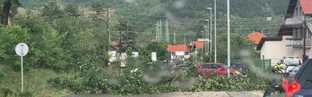 Hitno se sklanjajte sa ulica: Stiglo SNAŽNO nevreme u Srbiju - evo koje delove je pogodilo
