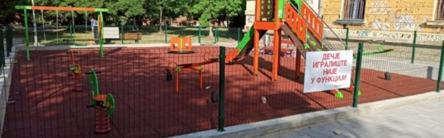 VANDALIZAM U PROKUPLJU! Igralište nije završeno, a već polomili ogradu!