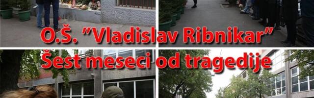 POLA GODINE OD NEZAMAPĆENE TRAGEDIJE! Ljudi se okupili ispred ''Ribnikara'' da odaju počast nastradalima u masovnom ubistvu: Preteško je živeti, bol je sveža! (FOTO)