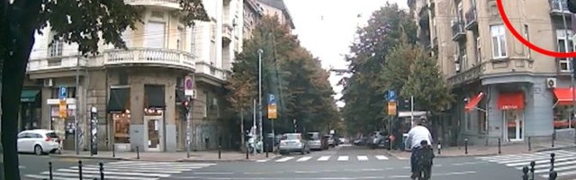 Na korak od smrti: Čovek u Beogradu vozi dete na biciklu, pa pravi opasan potez koji ih može ubiti