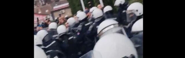 Haos na blokadi stanice u Novom Sadu: Policija gurala opozicionare i novinare (VIDEO)
