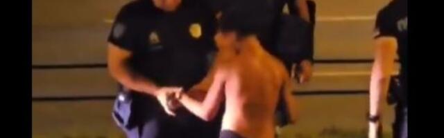 Policija stavila lisice na ruke DEČAKU, koji nema majicu i patike, on ih MOLI da ga puste (VIDEO)