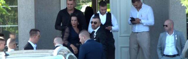 Folkerka živi u vili od 700.000 evra! Okitila i "zlatnu jelku", njena ćerka pokazala raskoš u kojoj se baškare