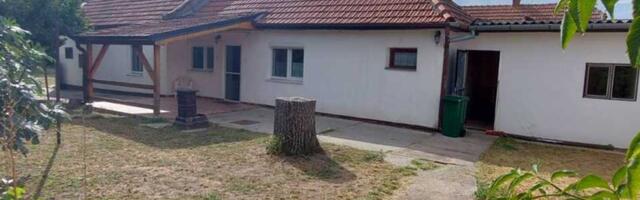 FOTO: Prodaje se prizemna trosobna kuća u naselju Staro Berbersko