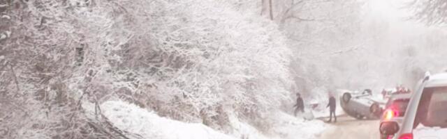 Teška saobraćajka kod Užica: Auto se isprevrtao i završio na krovu (FOTO)