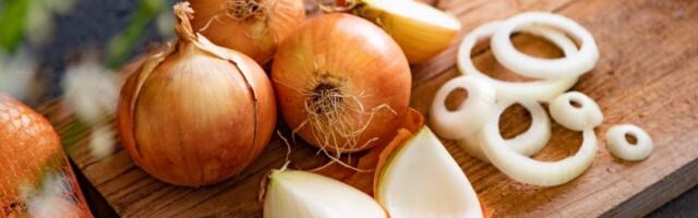 Na Badnje veče glavicu crnog luka isecite na 12 delova i ostavite da prenoći: Prema starom običaju na Božić stiže VAŽNA VEST