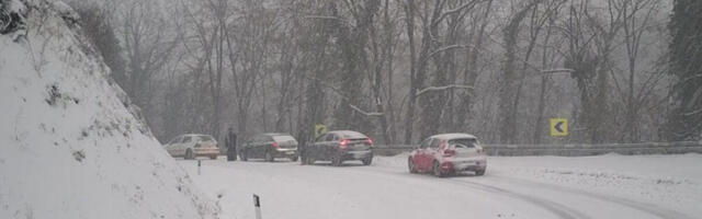 ZABRANA VOŽNJE NA 40 DEONICA, SNEG, LED I POLEDICA PARALISALI SRBIJU! Stanje na putevima JE JAKO KRITIČNO!