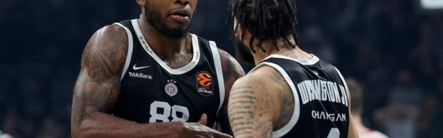 TAJRIK DŽONS DEBITOVAO U CRVENO-BELOM DRESU, PA OTVORIO DUŠU O PARTIZANU! Otkrio je NEPOZNATE DETALJE: "Rekli su mi..."