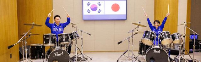 VIDEO: Premijerka Japana od predsednika Južne Koreje dobila bubnjeve, pa zasvirali