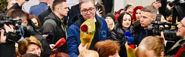 20.000 DINARA ZA SVAKU DAMU U "JUMKU" ZA 8. MART Predsednik Vučić razgovarao sa zaposlenima: Hvala vam na marljivosti i dobrom radu za svoju državu (FOTO)