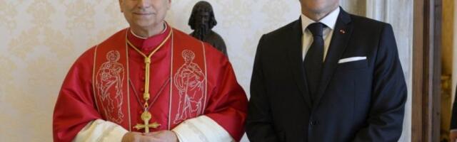 MAKRON KONAČNO DOŠAO KOD PAPE: Predsednik Francuske mu se naklonio, pa zatvorio vrata pred novinarima