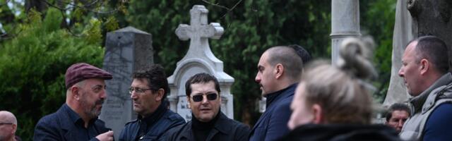 SAHRANA DUŠKA VUJOŠEVIĆA: Među prvima stigao Aco Pejović, svi nose bele ruže i kale, KKS poslao ogroman venac