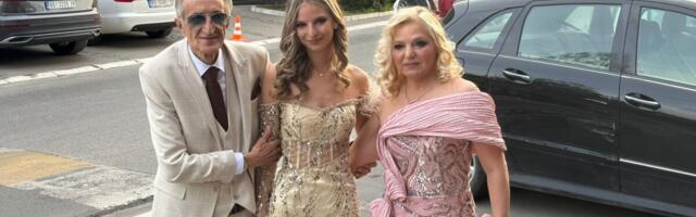 ĆERKA I ŽENA MIRKA KODIĆA KAO SA CRVENOG TEPIHA: U šljokičastim haljinama zablistale, harmonikaš ponosan (FOTO + VIDEO)
