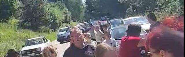 Blokada puta pored Vlasinskog jezera – kolona automobila se umornim ljudima i malom decom