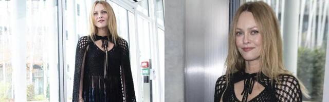 Mrežasti cape i gornji deo sa resama: Vanesa Paradi na reviji Chanel u Parizu