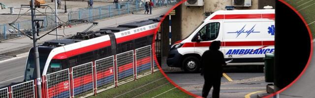 Od siline udarca oboren stub: Sudarili se tramvaj i automobil kod hotela Metropol