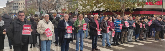 Ovako je juče bilo u Leskovcu: Petnaest minuta tišine za nastradale u Novom Sadu