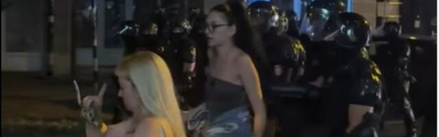 Muškarčine: 60 policajaca na 3 devojke (VIDEO)
