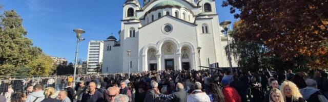 REKA LJUDI PLAČE ISPRED HRAMA SVETOG SAVE ZA NASTRADALIMA U PADU NADSTREŠNICE!