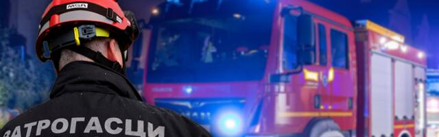 POŽAR U NOVOM SADU! Vatra zahvatila pomoćni objekat u dvorištu! (FOTO)