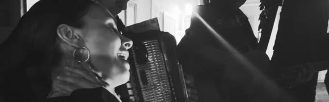 Sloboda Mićalović pustila glas u kafani i "razvalila" hit Lepe Brene! U ruci čaša vina, evo šta je slavila