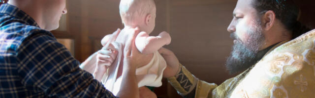 ŠTA KUM TREBA DA SPREMI ZA KRŠTENJE: Bez dve stvari ne bi trebalo da ulazi u Crkvu, ali i dok ovo ne nauči napamet!