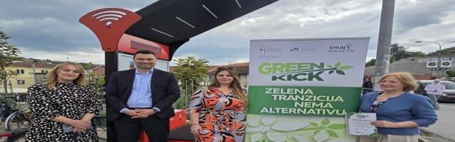 Pametna solarna klupa u Novom Pazaru: građani već koriste pogodnosti
