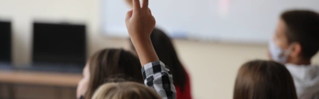 Otac iz Beograda ljut na direktora škole: kaznili ste mi dete što ne nosi masku, a stavili ste je da sedi na promaji