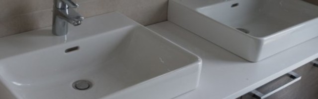 Čemu služi otvor ispod slavine u kupatilu?