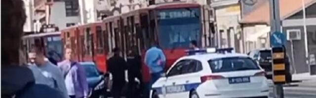 Sudar auta i tramvaja u centru BG: Povređen vozač