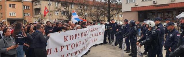 Opozicija i građani u Leskovcu ispred pozorišta skandiraju “Vučiću odlazi”, policiju pitaju koga štiti, najemotivniji trenutak sa optpuštenim Đuraškovićem