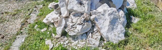 Oštećeni nadgrobni spomenici na Varoškom groblju – Građani ukazuju na devastaciju, JKP Šumadija objašnjava