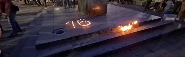 Kragujevčani na Đačkom trgu odali poštu nastradalima u tragedijama u Novom Sadu i Topoli (FOTO)