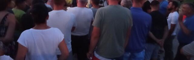 21. dan blokade regionalnog puta u Donjem Brijanju: Vodu dobili samo kao predizborno obećanje (FOTO/VIDEO)