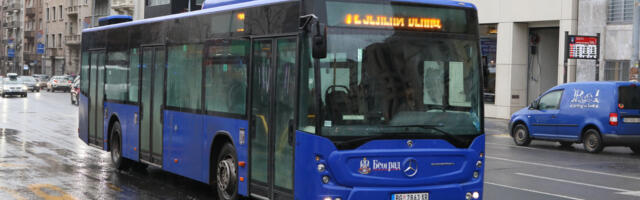 HAOS U GRADSKOM AUTOBUSU! Nasilnik pljuvao putnike, pa se uhvatio za policijski pištolj!
