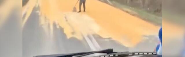 VELIKA POMETNJA NA PUTU KOD MIŠELUKA: Kukuruz se rasuo po putu, vozači voze kao po jajima! Pogledajte haotične scene (VIDEO)