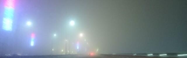 Magla i rosulja stežu Srbiju tokom noći: Opasni uslovi na putevima, vozačima se savetuje oprez