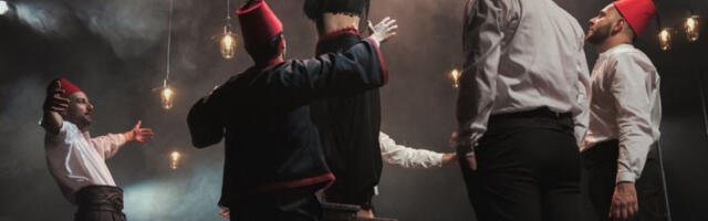 Комад „Врана у пауновом перју”