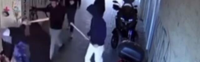 SAČEKUŠA U ČAČKU: Šestorica motkama tukla mladića, jeziv snimak kruži mrežama! (UZNEMIRUJUĆI VIDEO)