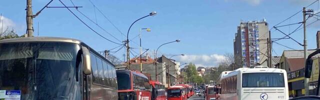 Glas Šumadije: Napadnut novinar tokom izveštavanja o polasku pristalica SNS na miting u Beogradu