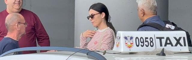 Bikovićeva žena došla u Beograd: Ivana puca u uskim helankama, a od nje se ne odvaja stariji gospodin