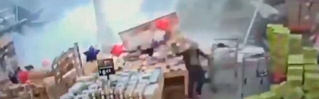 Drama u supermarketu: Deo krova se srušio usred nevremena (VIDEO)